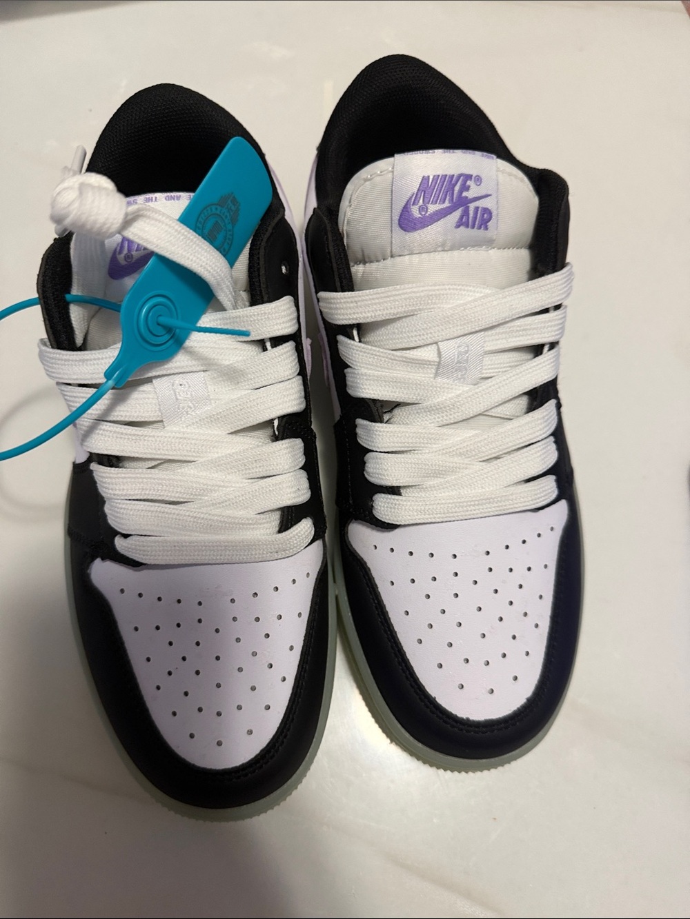Nike Kids Low-Top Sneakers in White, Black and Purple Accent